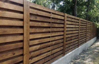 Деревянный забор установка
