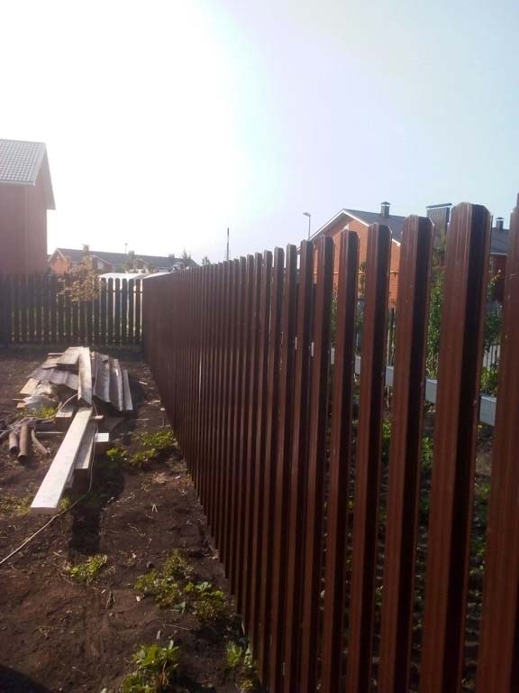 забор из металлоштакетника на загородном участке