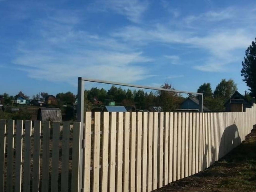 забор из дерева с распашными воротами фото